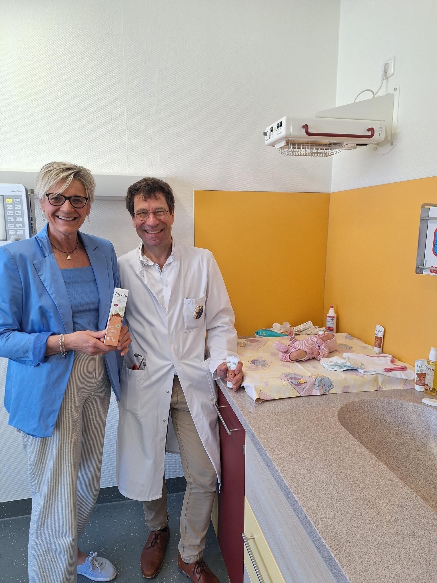 lavera spendet rund 10.000 Pflegeprodukte an das Johannes Wesling Klinikum Minden