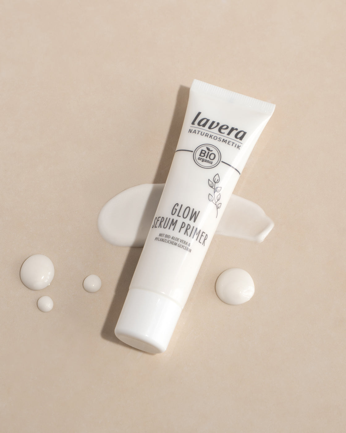 Glow Serum Primer couché avec texture à droite et à gauche