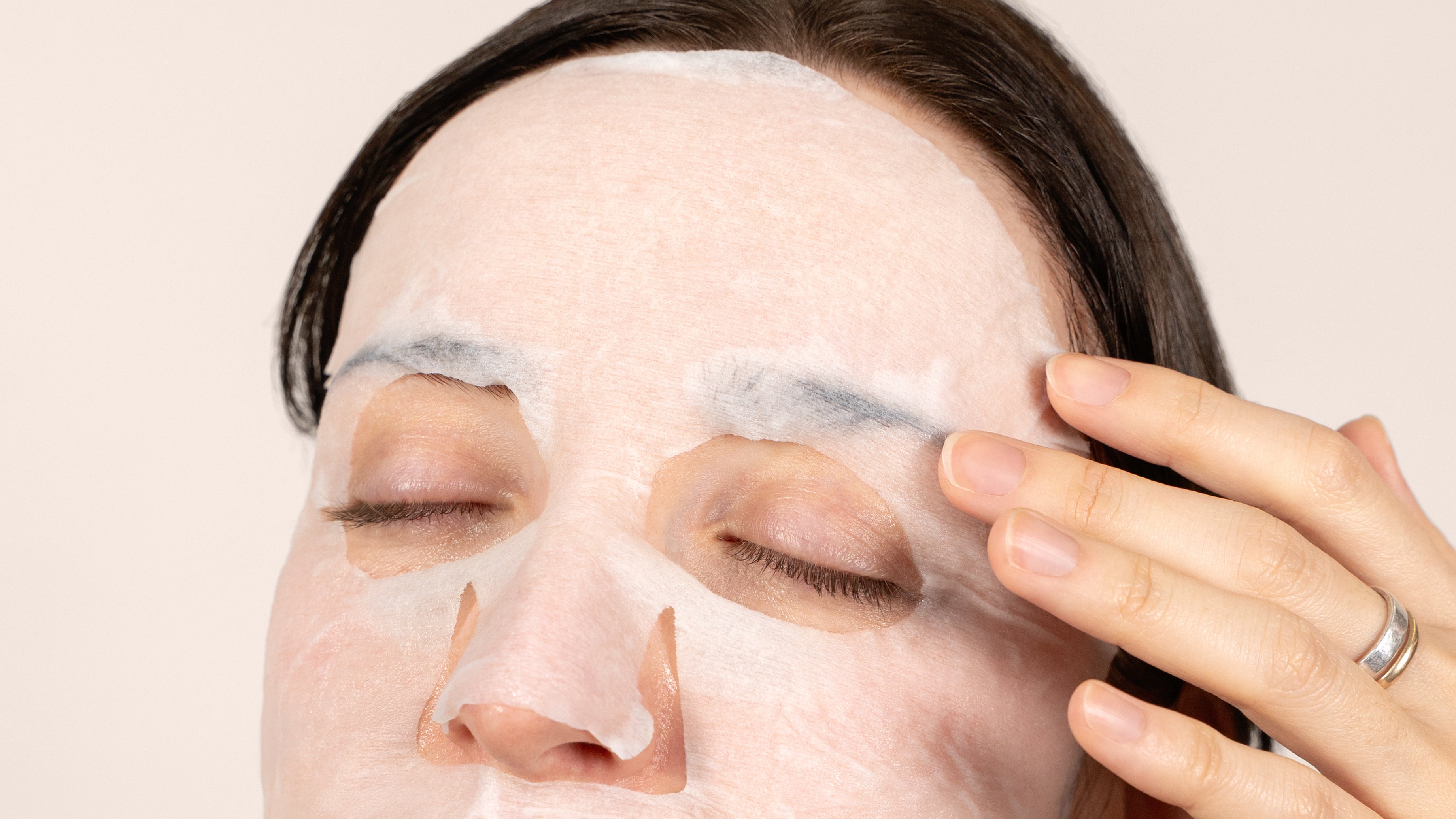Gros plan de la partie supérieure du visage d'une femme avec masque en tissu
