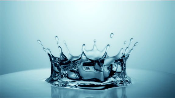 Couronne d'eau lors de l'impact d'une goutte en gros plan