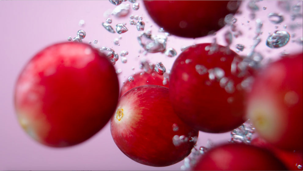 Baies rouges avec éclaboussures d'eau en gros plan