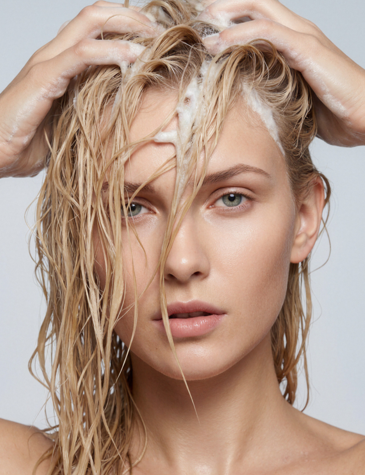 lavera Pflegeshampoo basis sensitive Hydrate & Care during application