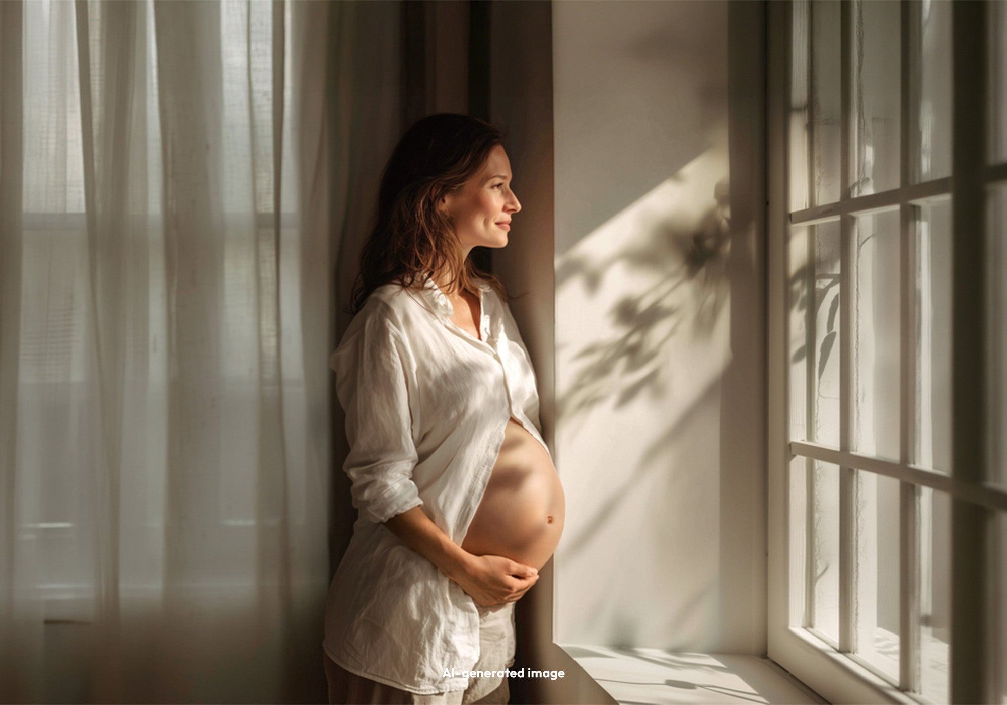 Schwangere Frau schaut aus dem Fenster (AI-generated)