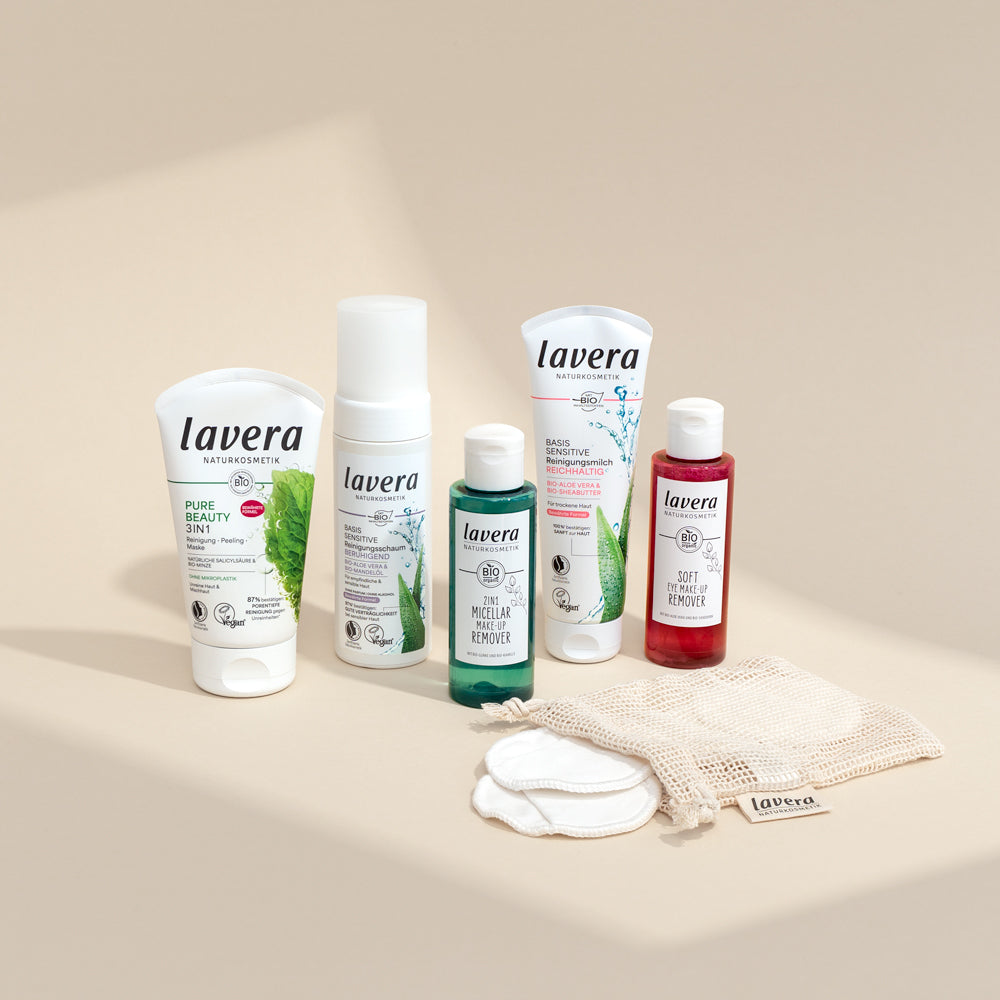 produits démaquillants lavera alignés côte à côte avec des disques
