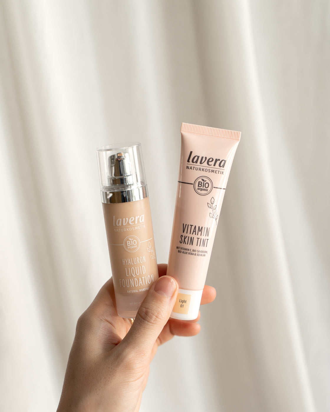 Main tenant Hyaluron Liquid Foundation et Vitamin Skin Tint