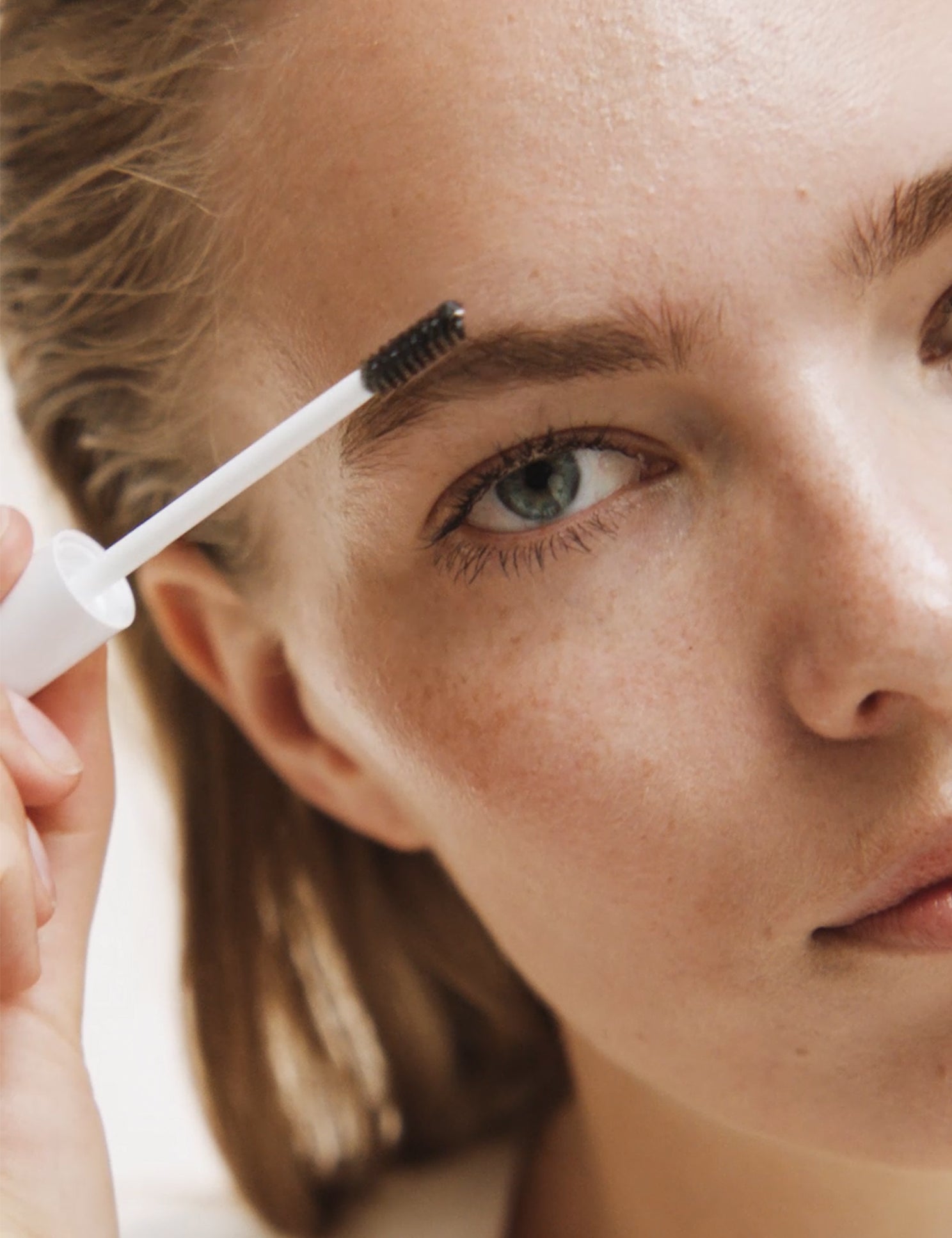 lavera Brow Control -Transparent 01- lors de l'application