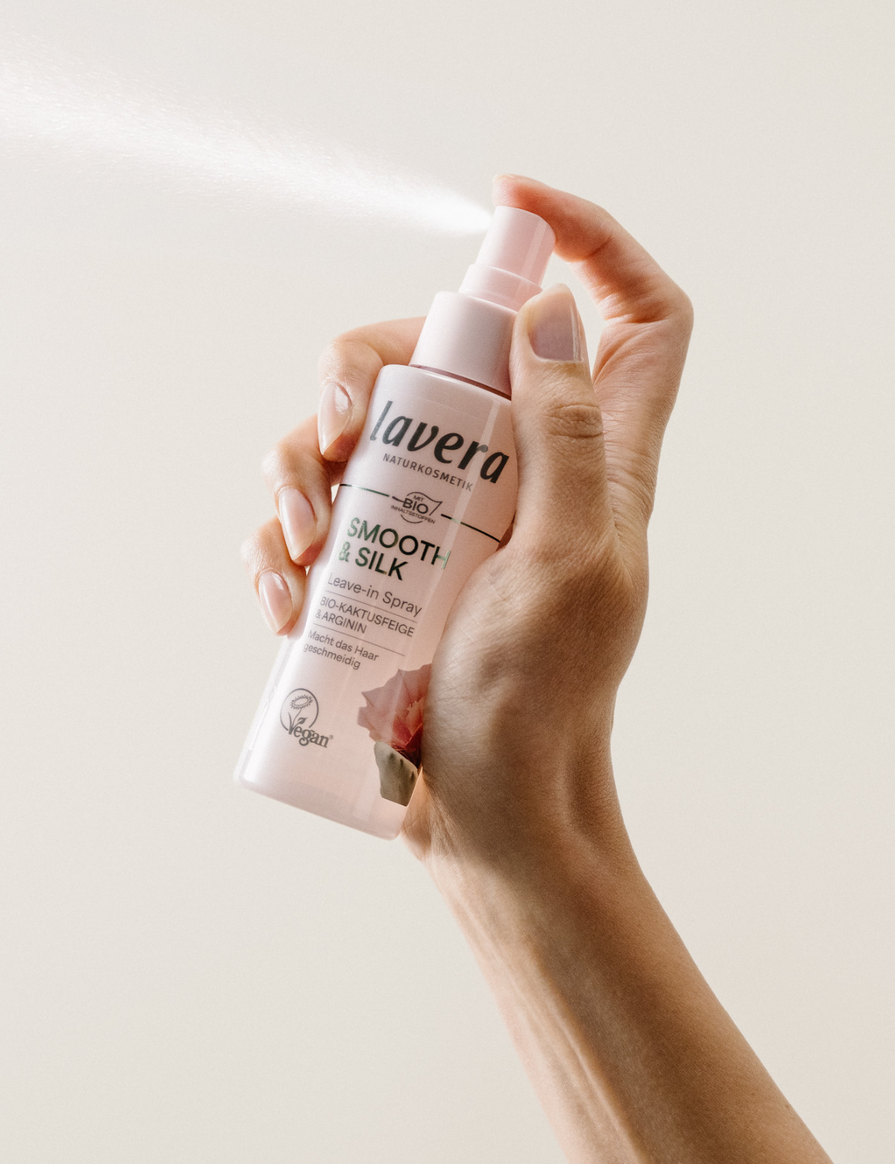 lavera Spray Sans Rinçage Smooth & Silk lors de l'application
