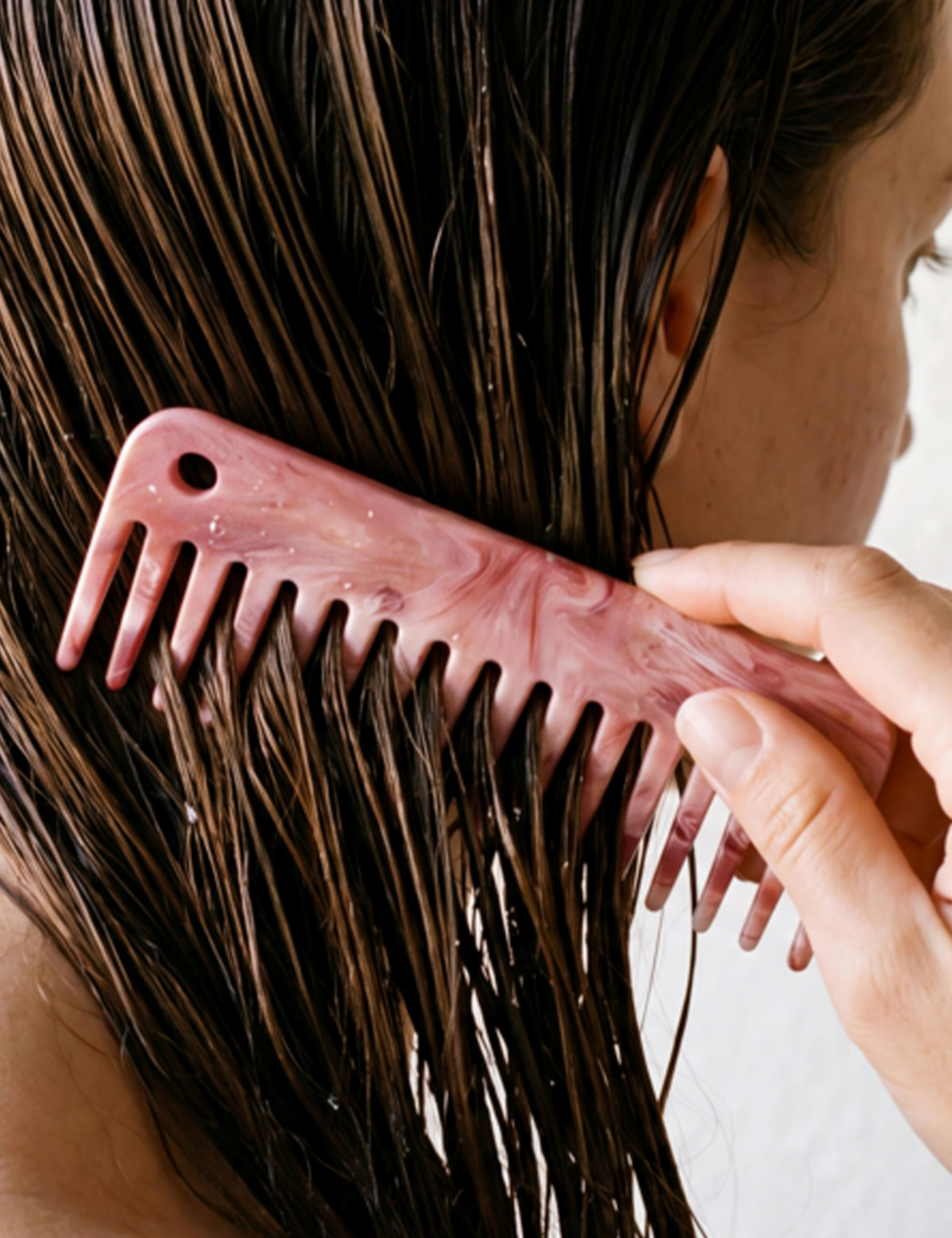 lavera Sectioning Comb – Sunrise Dream during application