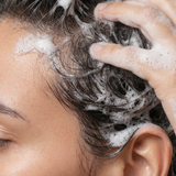 lavera Pflegeshampoo Volume & Lift in der Anwendung (AI-generated image)