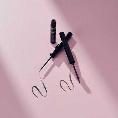Produit lavera Liquid Eyeliner avec trait noir sur surface rose