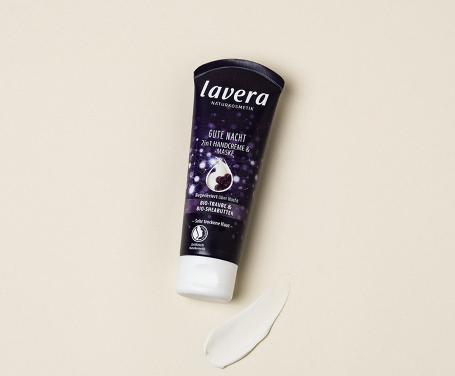 lavera Bonne Nuit Crème et Masque Mains 2-en-1 lors de l'application