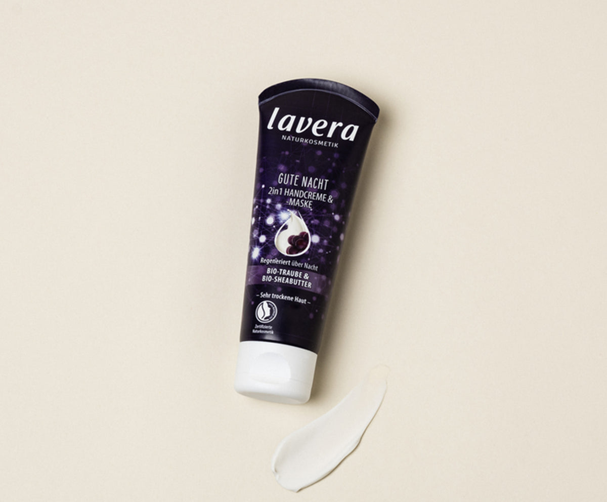 lavera Bonne Nuit Crème et Masque Mains 2-en-1 lors de l'application