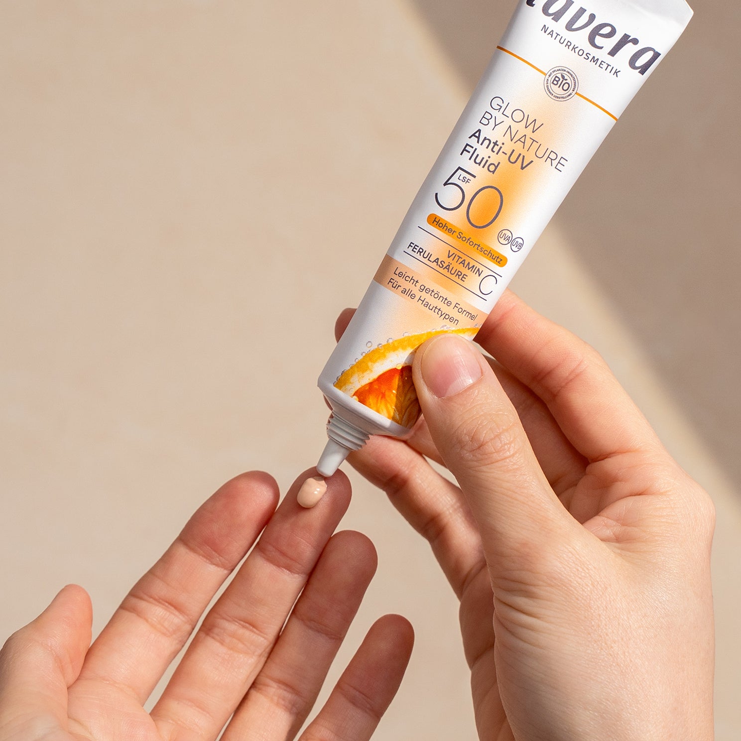 lavera Glow by Nature Anti-UV Fluid LSF 50 in der Anwendung