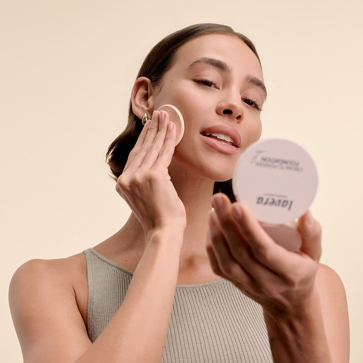 lavera Cream to Powder Foundation -Tanned 2.0-  lors de l'application