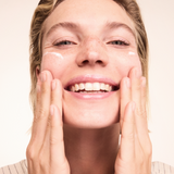 lavera basis sensitive Mousse nettoyante lors de l'application