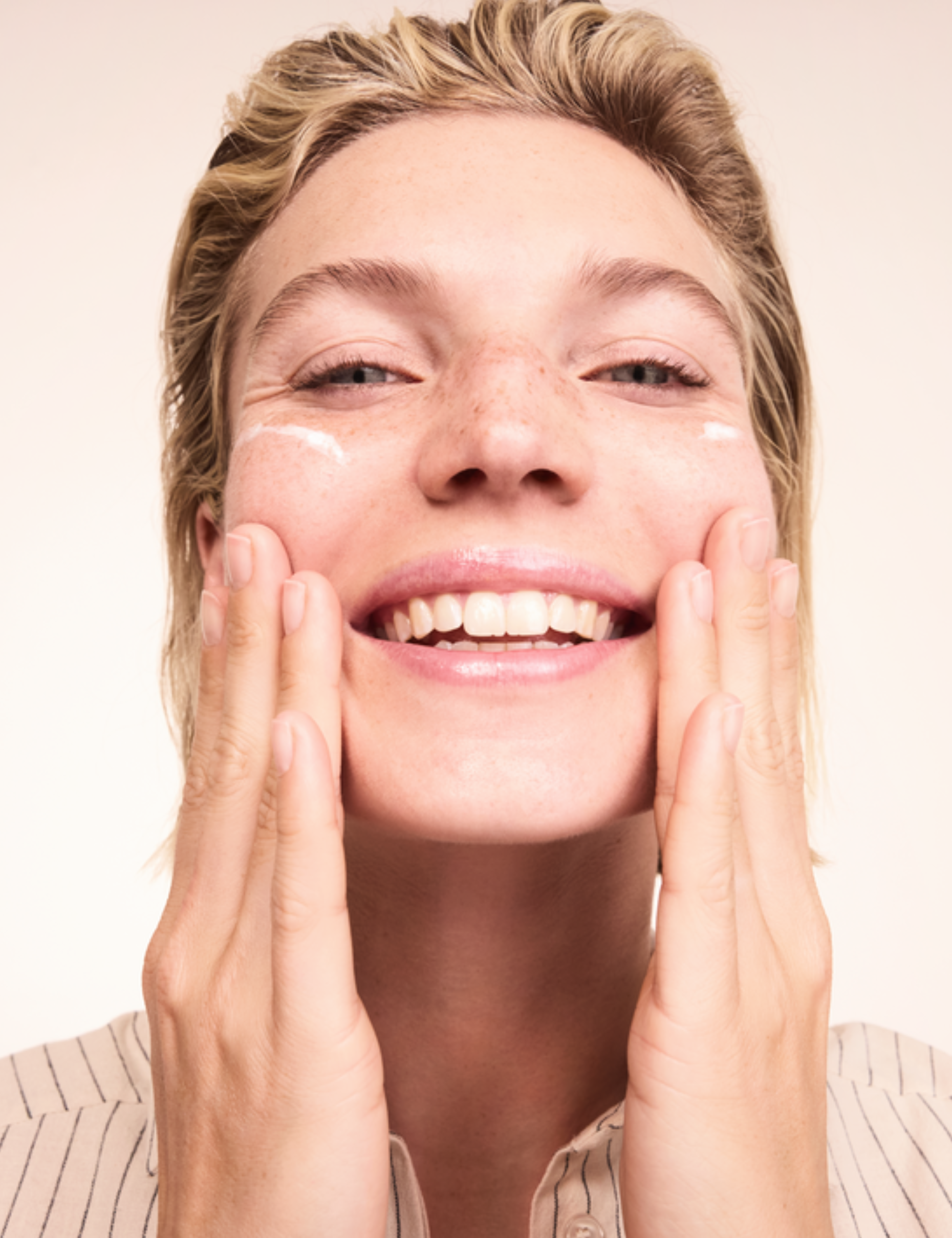 lavera basis sensitive Mousse nettoyante lors de l'application