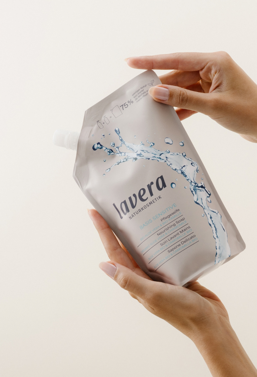 lavera Recharge souple de savon liquide soin basis sensitive lors de l'application