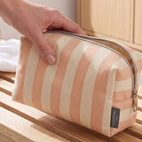 lavera Trousse de toilette – Sunset Stripes lors de l'application