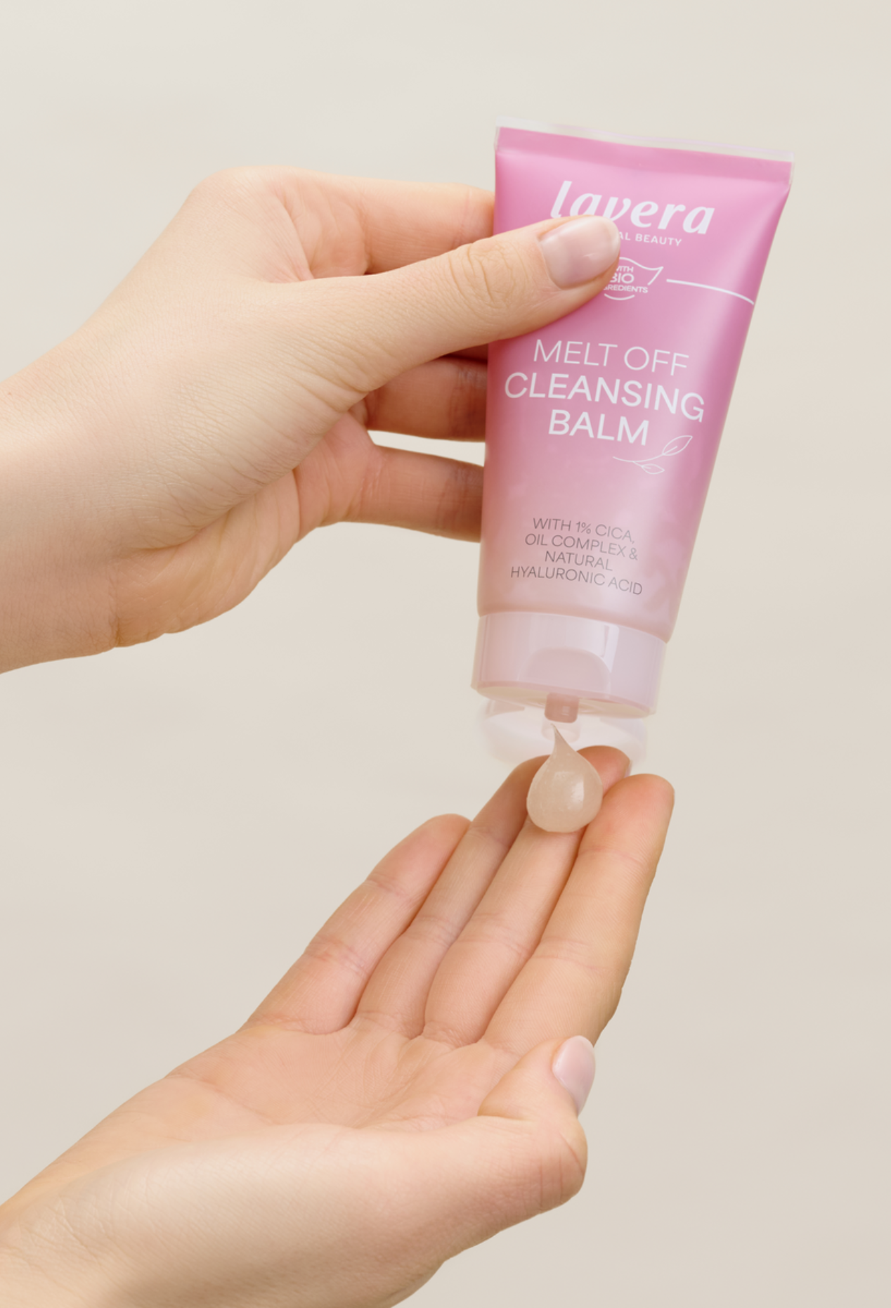 lavera Melt Off Cleansing Balm lors de l'application