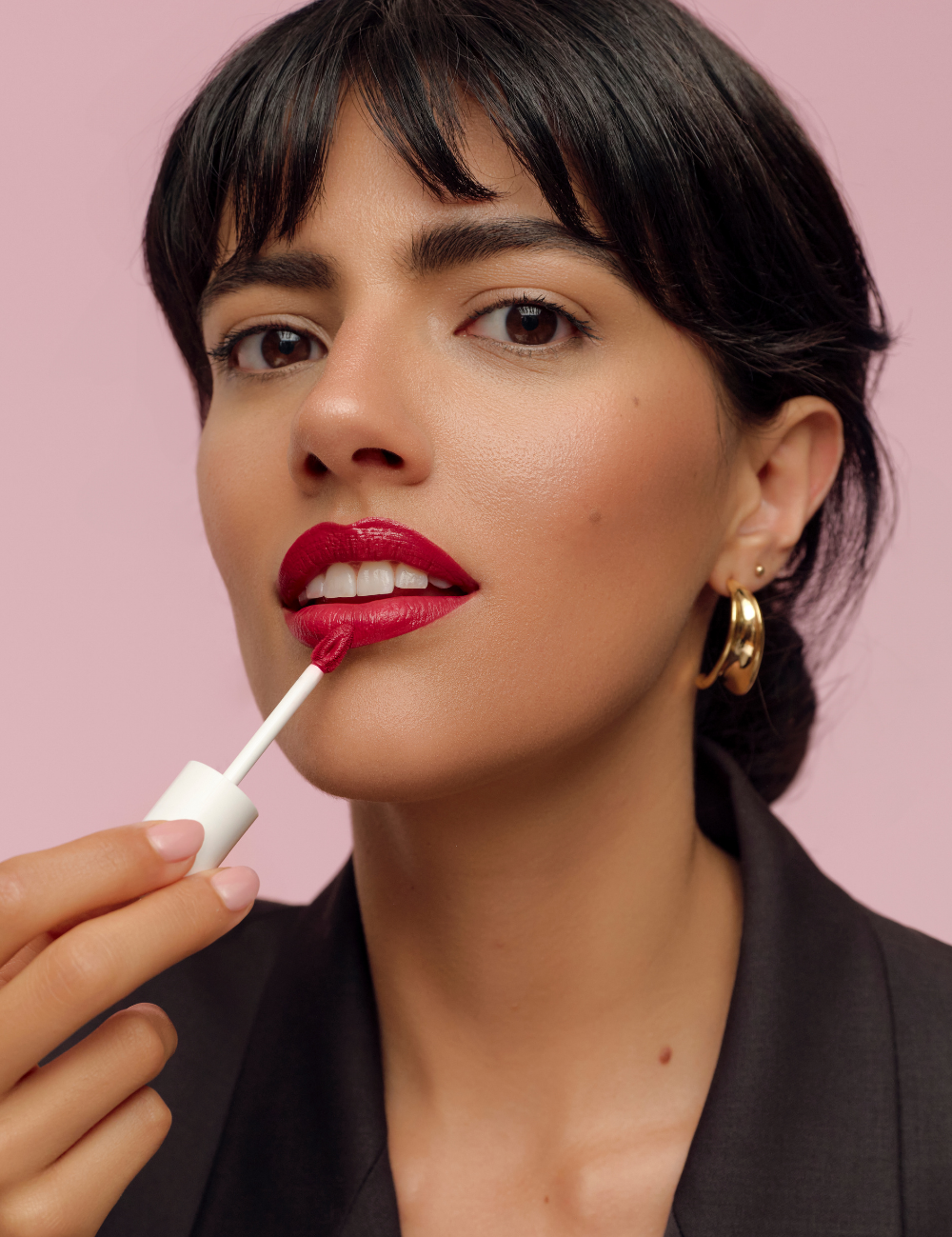lavera Pure Satin Liquid Lipstick -Poppy Red 01- lors de l'application