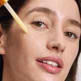 lavera Glow By Nature Vitamin C Boost Serum lors de l'application