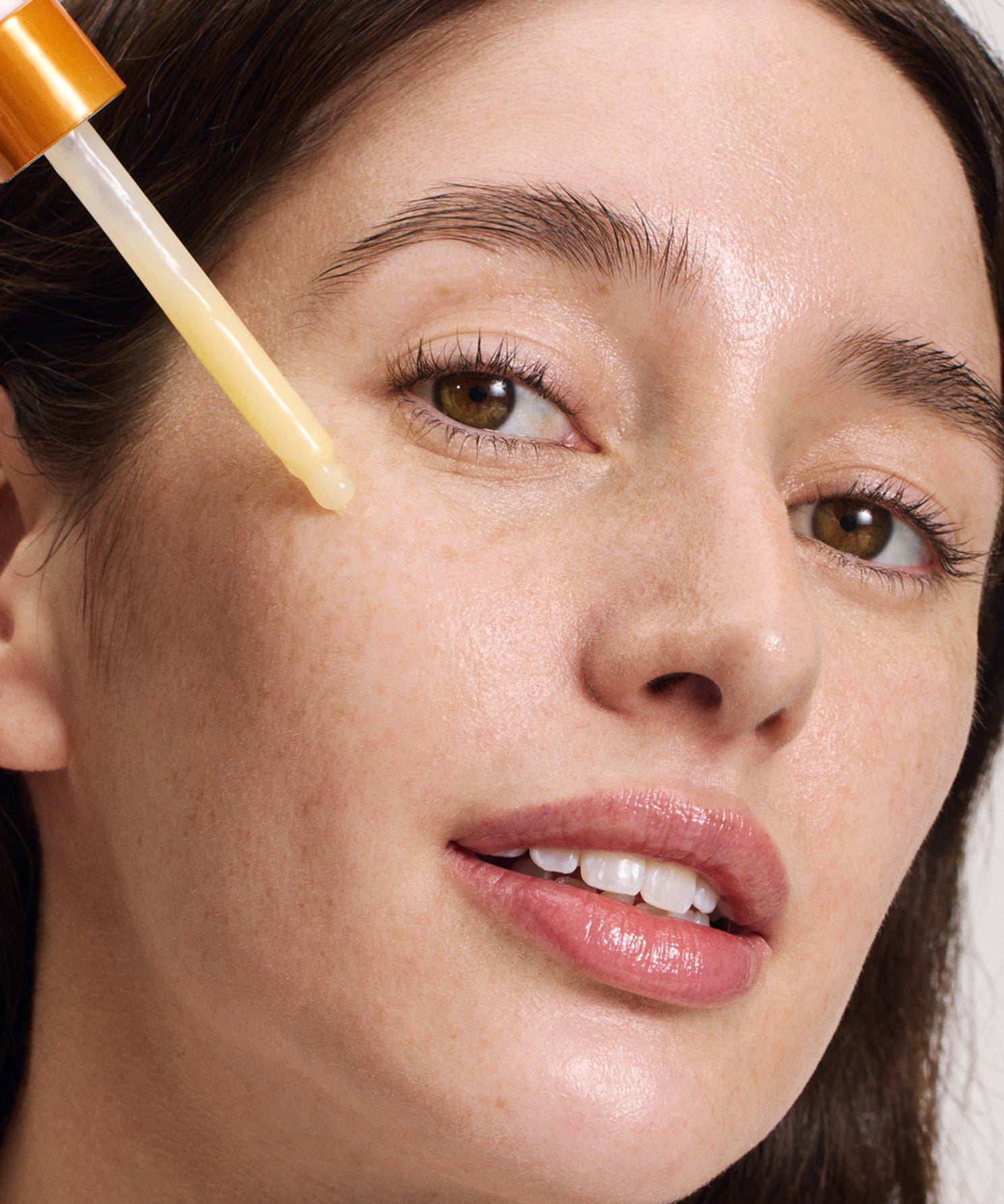 lavera Glow By Nature Vitamin C Boost Serum lors de l'application