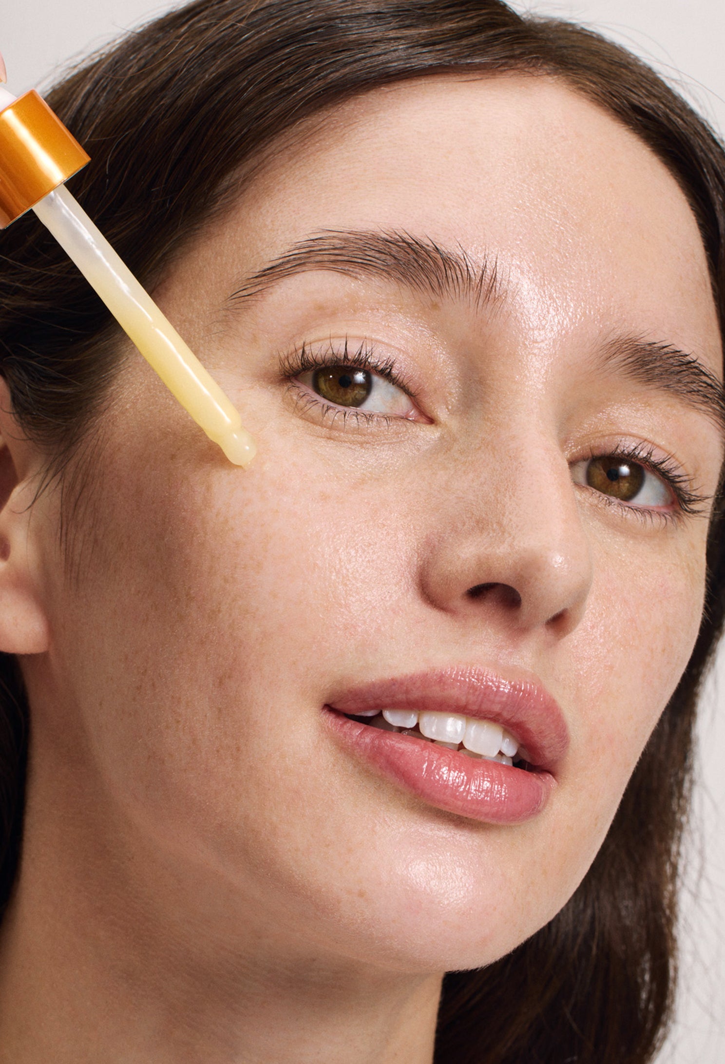 lavera Glow By Nature Vitamin C Boost Serum lors de l'application