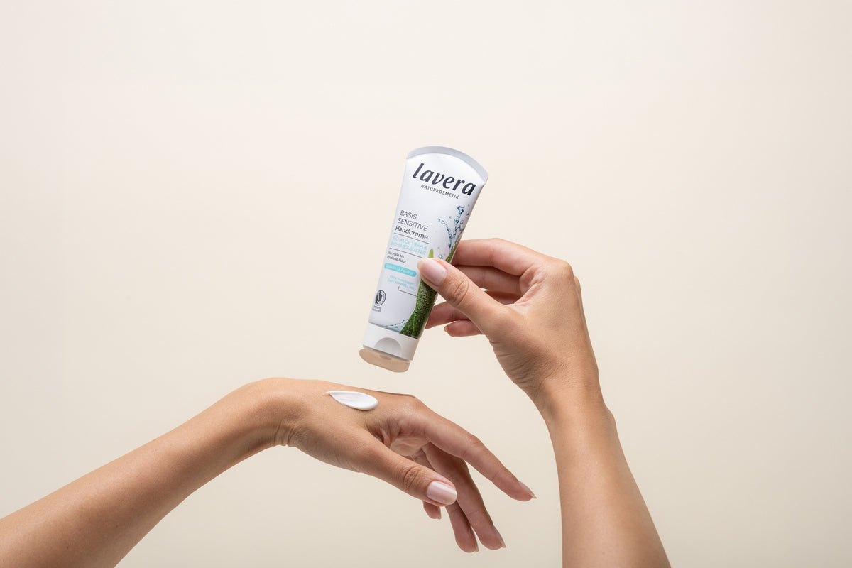 lavera basis sensitive Handcreme during application