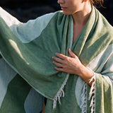 lavera Serviette de plage – Sage Green lors de l'application