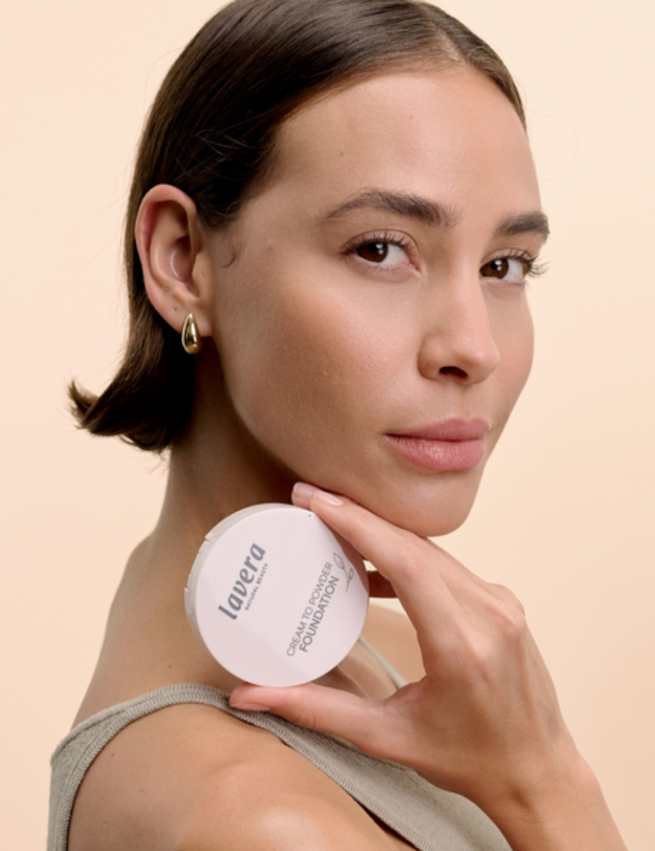 lavera Cream to Powder Foundation -Medium Tanned 1.8- lors de l'application