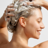 lavera Pflegeshampoo Repair & Protect lors de l'application