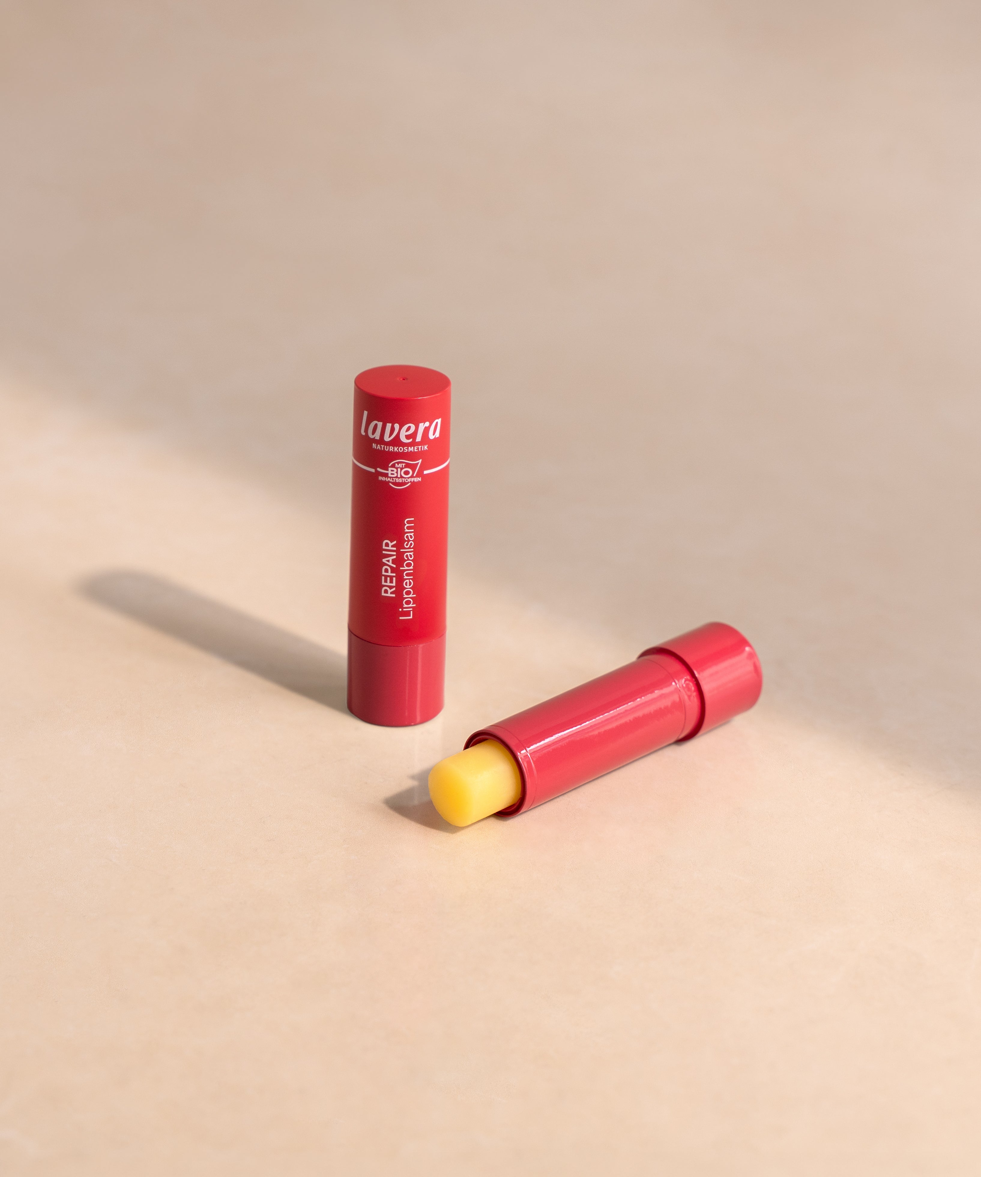 lavera Repair Lippenbalsam in der Anwendung