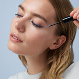 lavera Liquid Elements Eyeliner -Ocean Blue 02- in der Anwendung