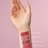 lavera Pure Satin Liquid Lipstick -Nude Petal 02- lors de l'application