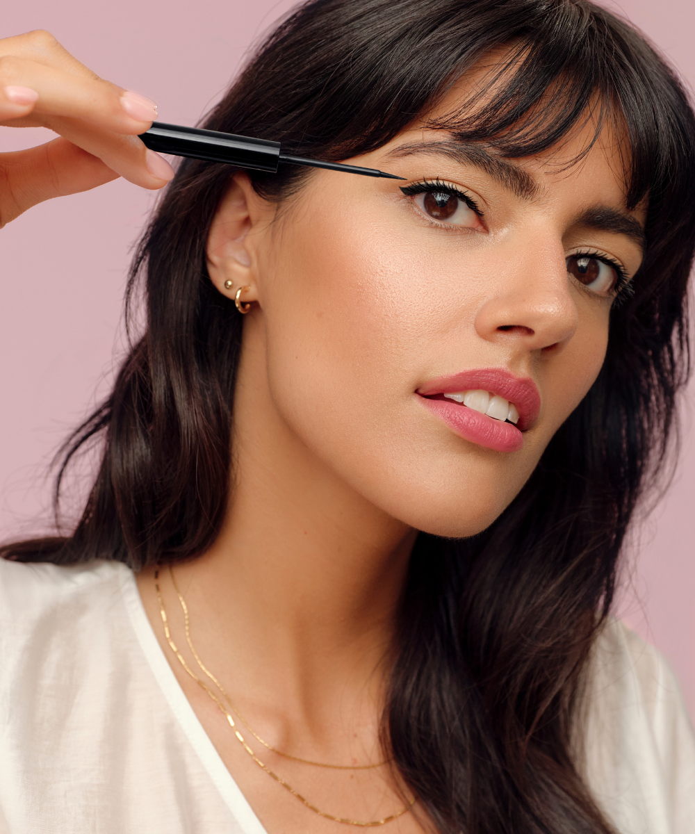 lavera Liquid Eyeliner -Black 01- lors de l'application