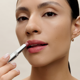 lavera Melting Glow Lipstick -Glazed Cherry 01- lors de l'application