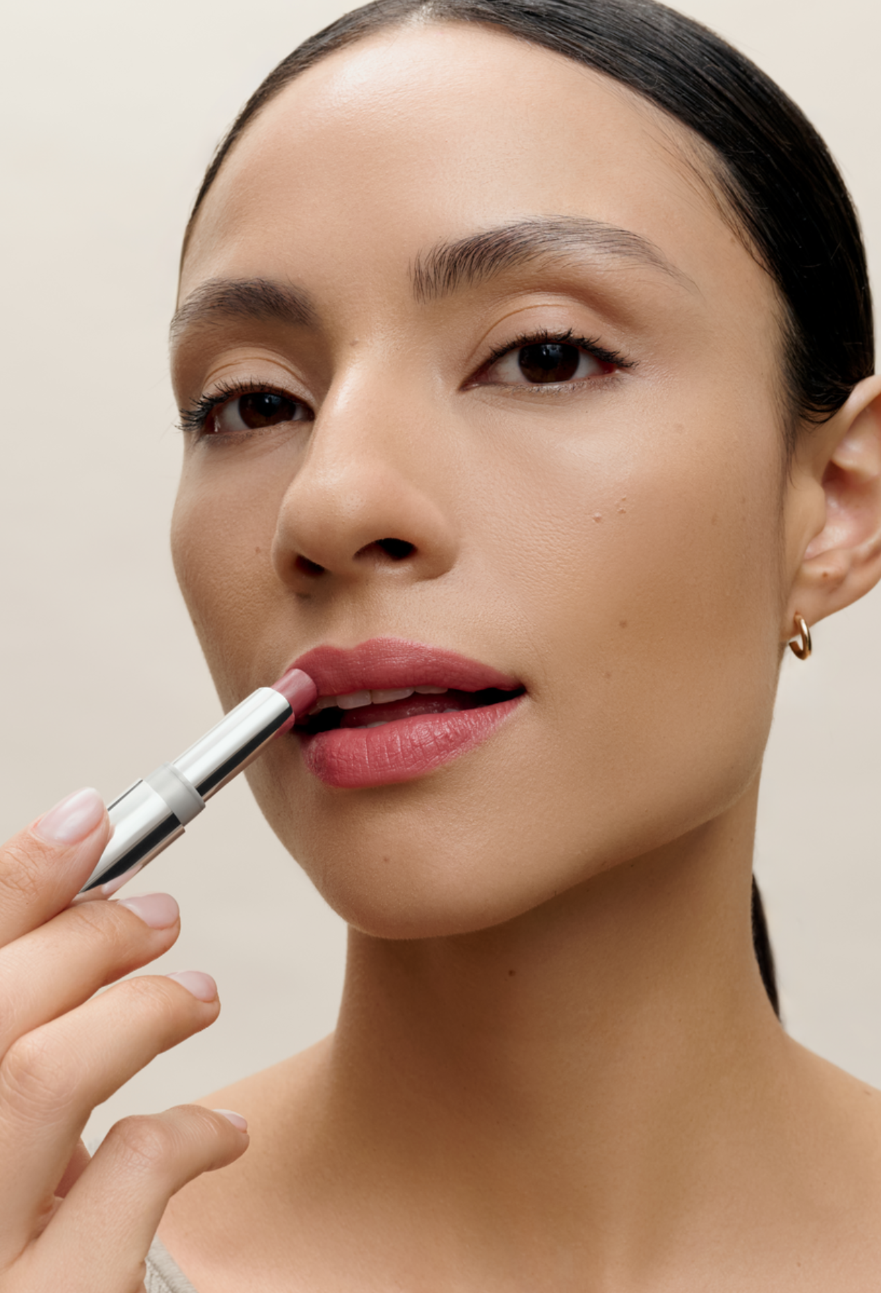 lavera Melting Glow Lipstick -Glazed Cherry 01- lors de l'application