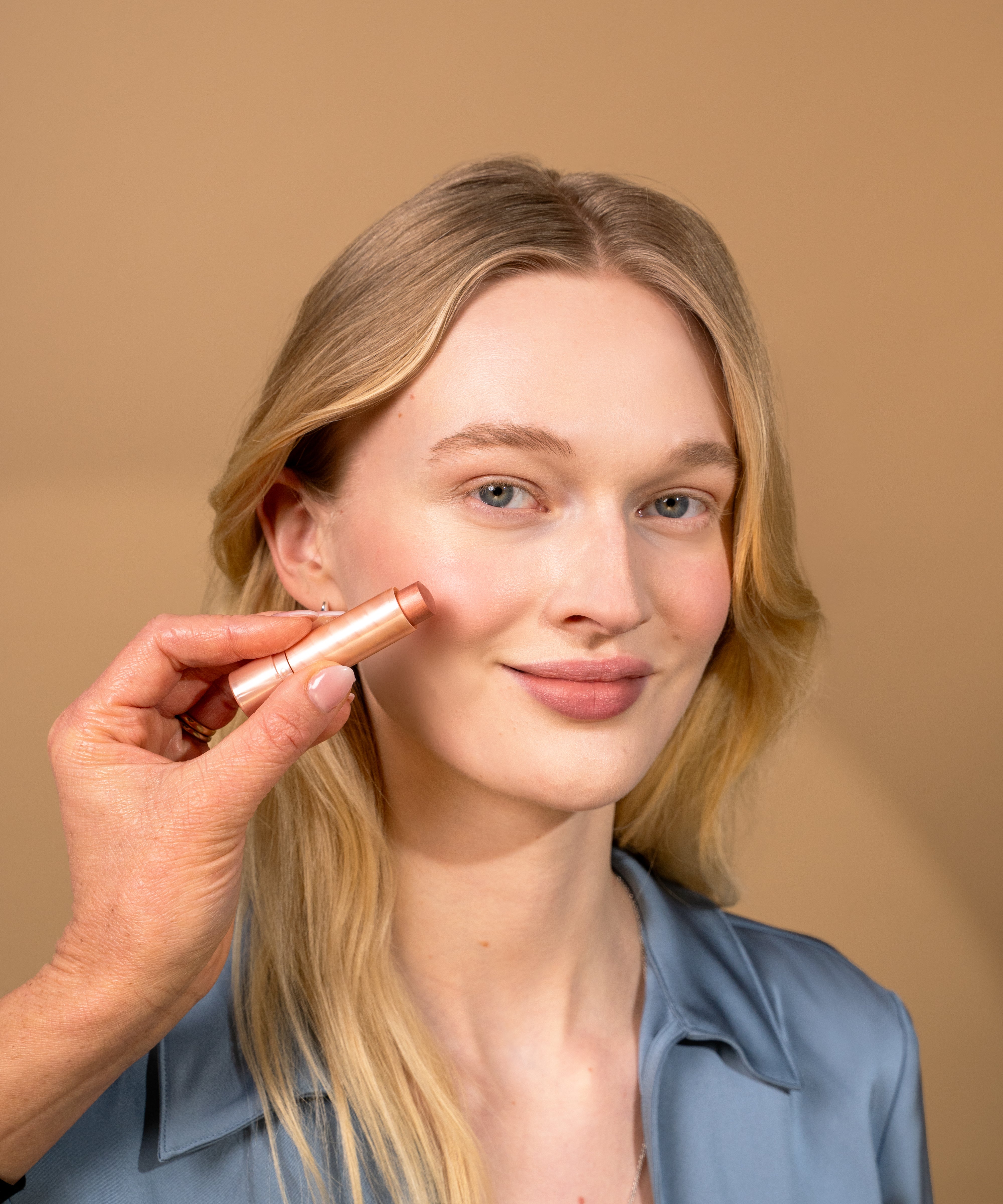 lavera Multi Balm -Sundown Gold 03- in der Anwendung