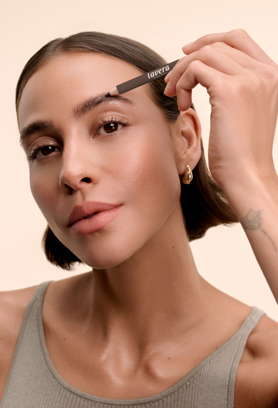 lavera Eyebrow Pencil -Brown 01- lors de l'application