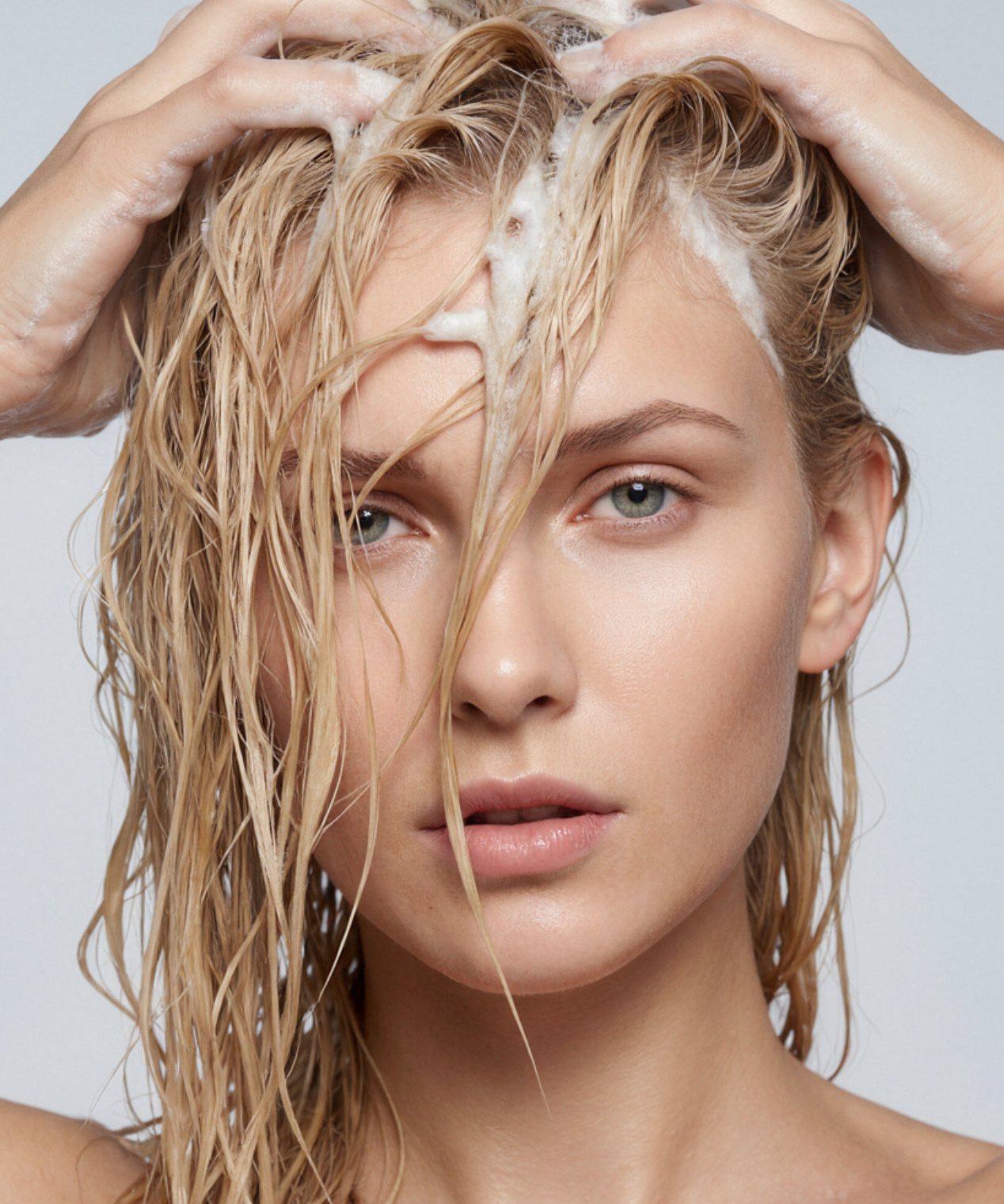 lavera Shampoo basis sensitive Hydrate & Care during application