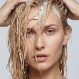 lavera Pflegeshampoo basis sensitive Hydrate & Care lors de l'application