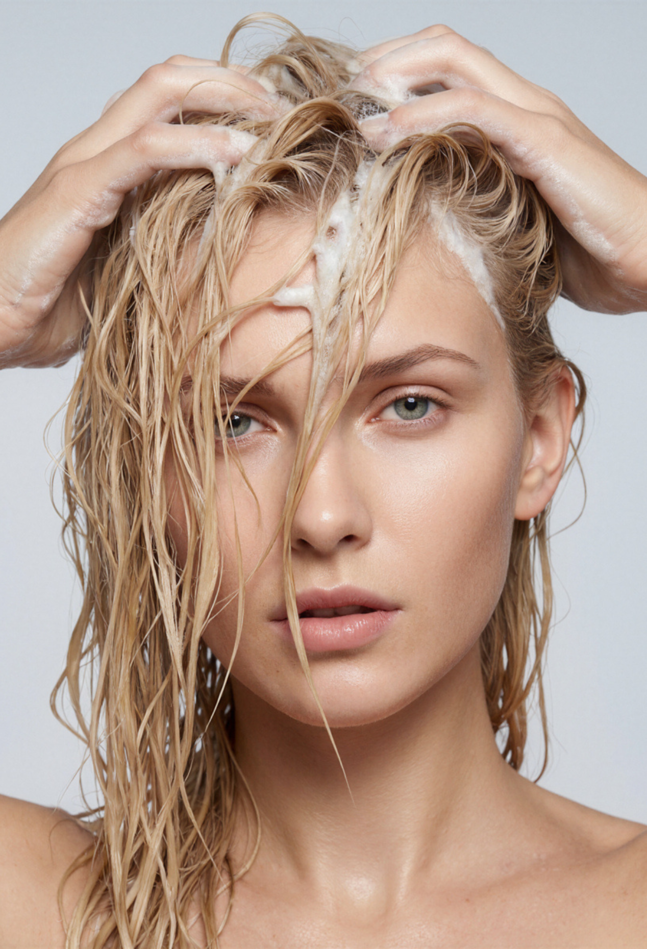 lavera Pflegeshampoo basis sensitive Hydrate & Care lors de l'application