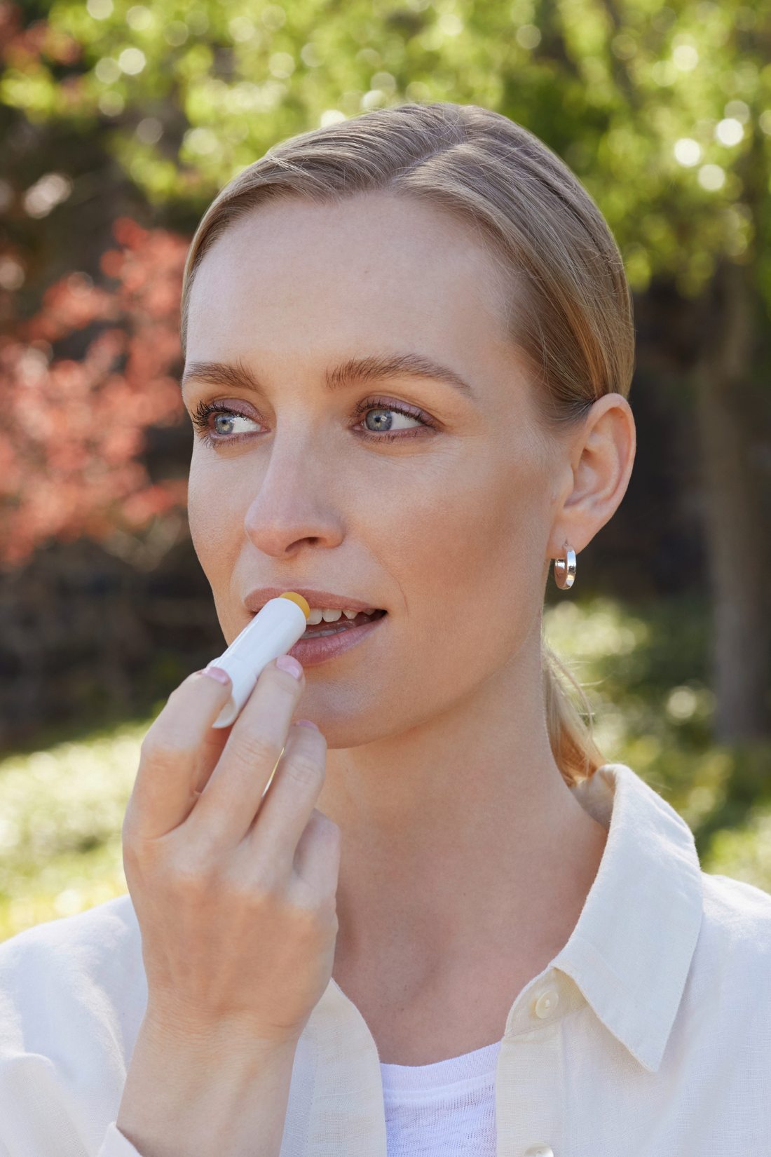 lavera Baume à lèvres basis sensitive lors de l'application