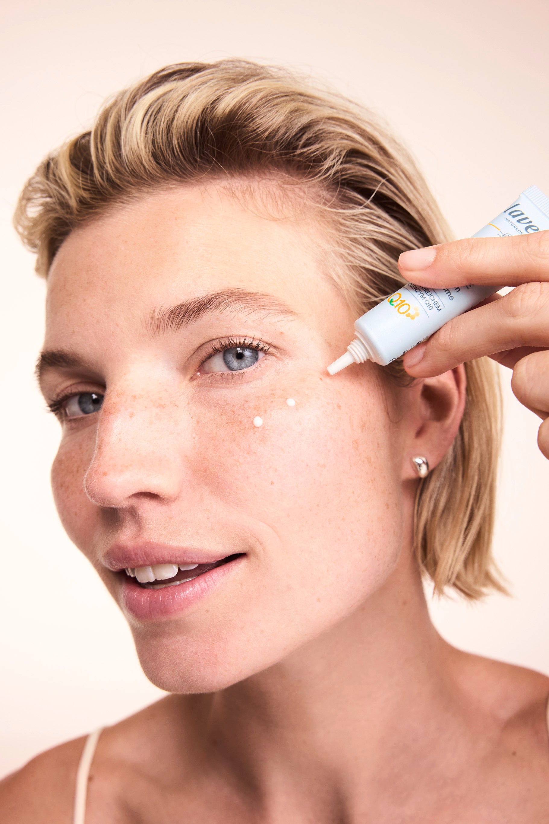 lavera basis sensitive Anti-Falten Augencreme Q10 lors de l'application