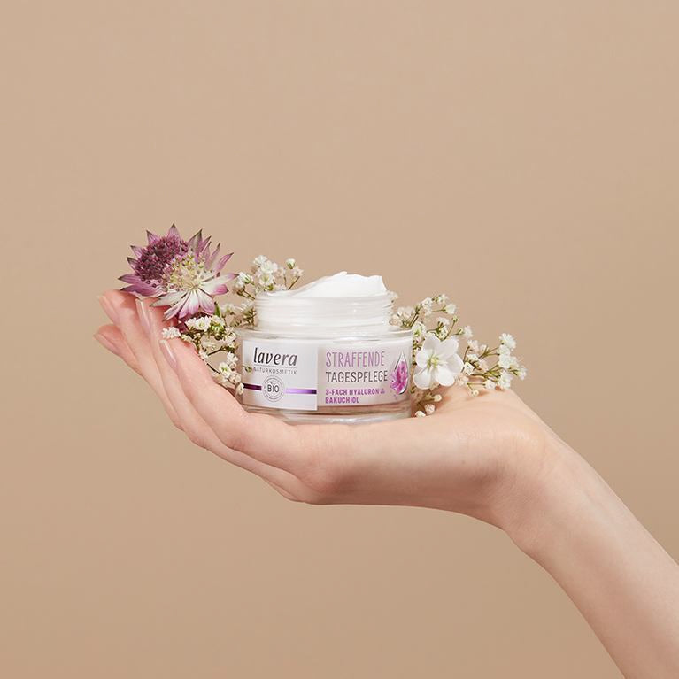 Anti-Aging-Produkt mit Bakuchiol und natürlicher Dekoration.