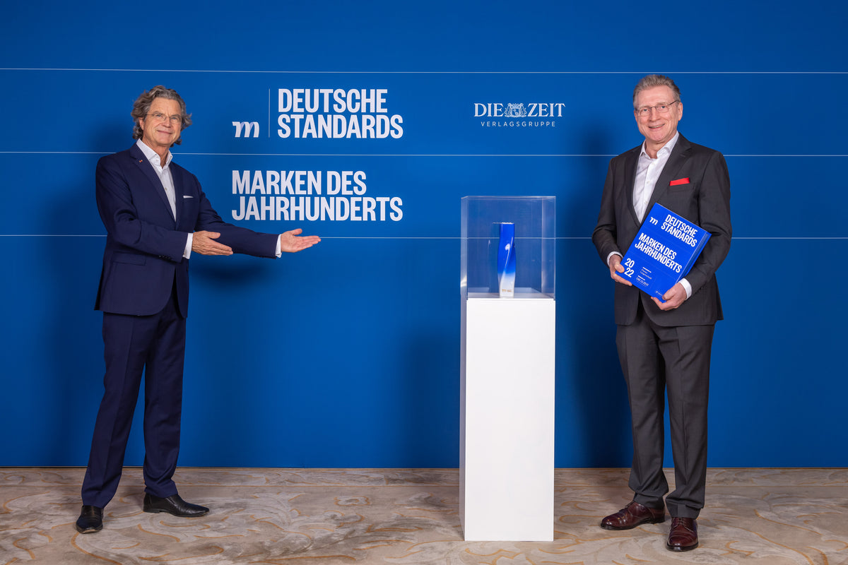 Thomas Haase, créateur de la marque, officiellement honoré par Dr. Florian Langenscheidt comme Marque du Siècle Die Naturkosmetik