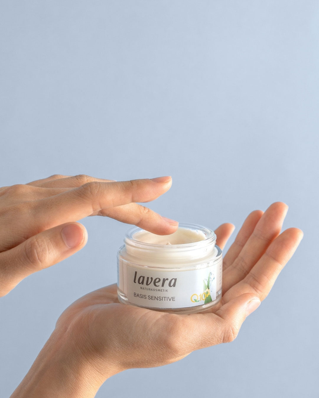 lavera Basis Sensitive Q10 Tagescreme dans la paume d’une main