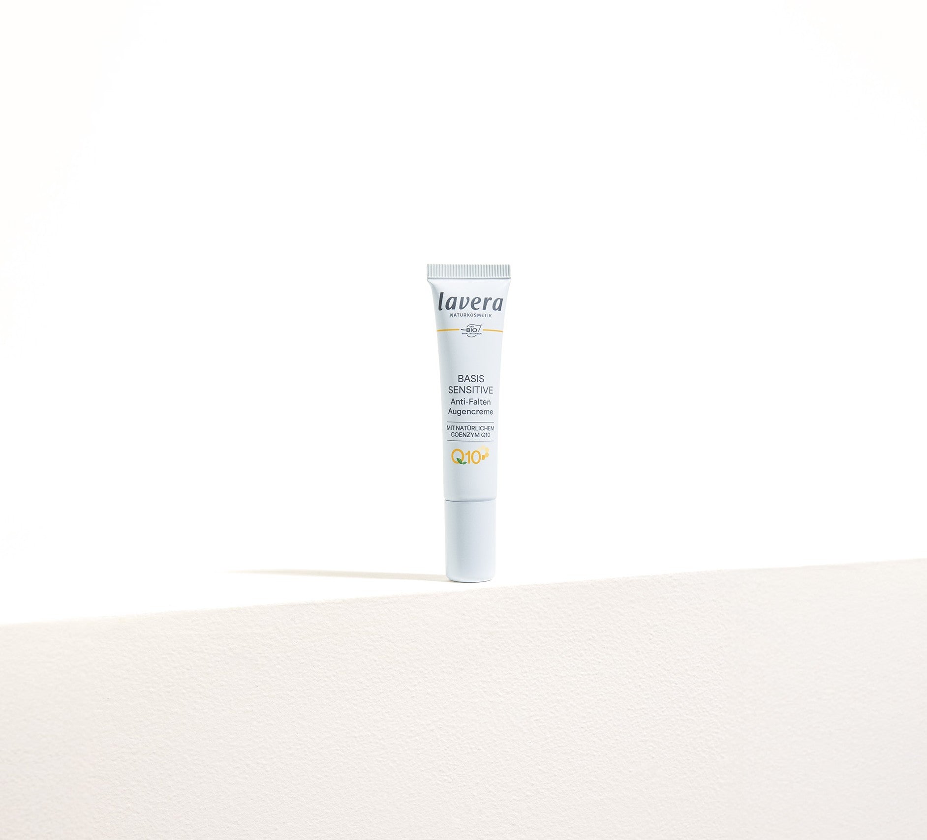 lavera basis sensitive q10 Crème contour des yeux sur fond clair