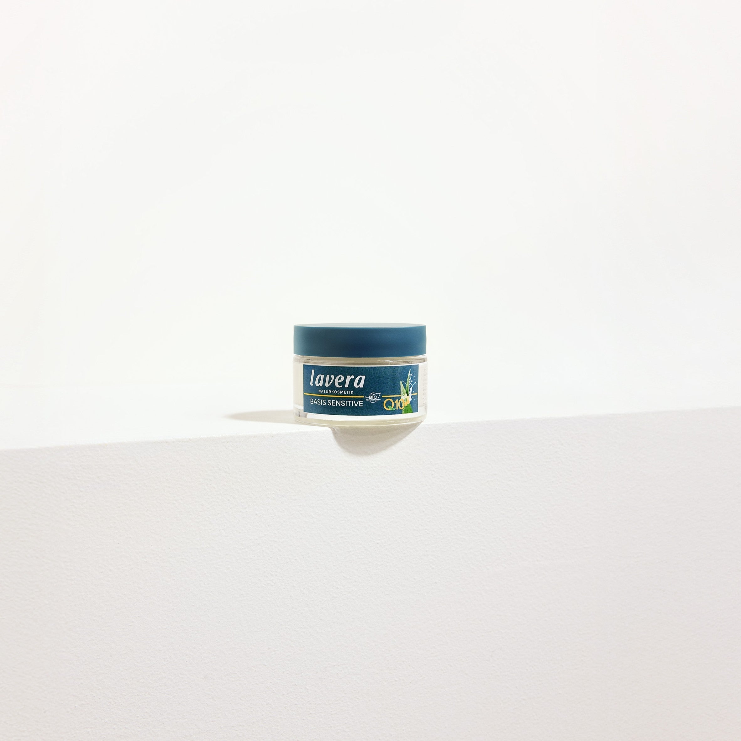 lavera basic sensitive q10 Crème de nuit sur fond clair