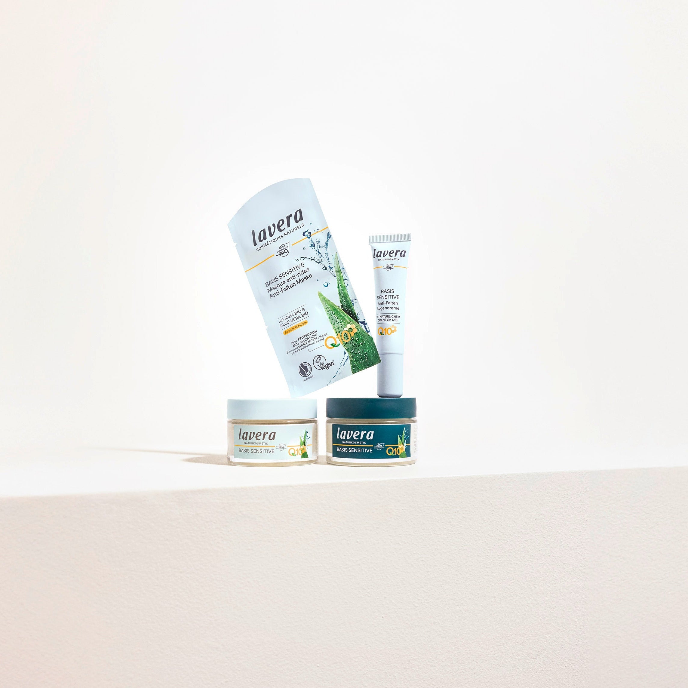 produits lavera Basis sensitive q10 sur fond clair